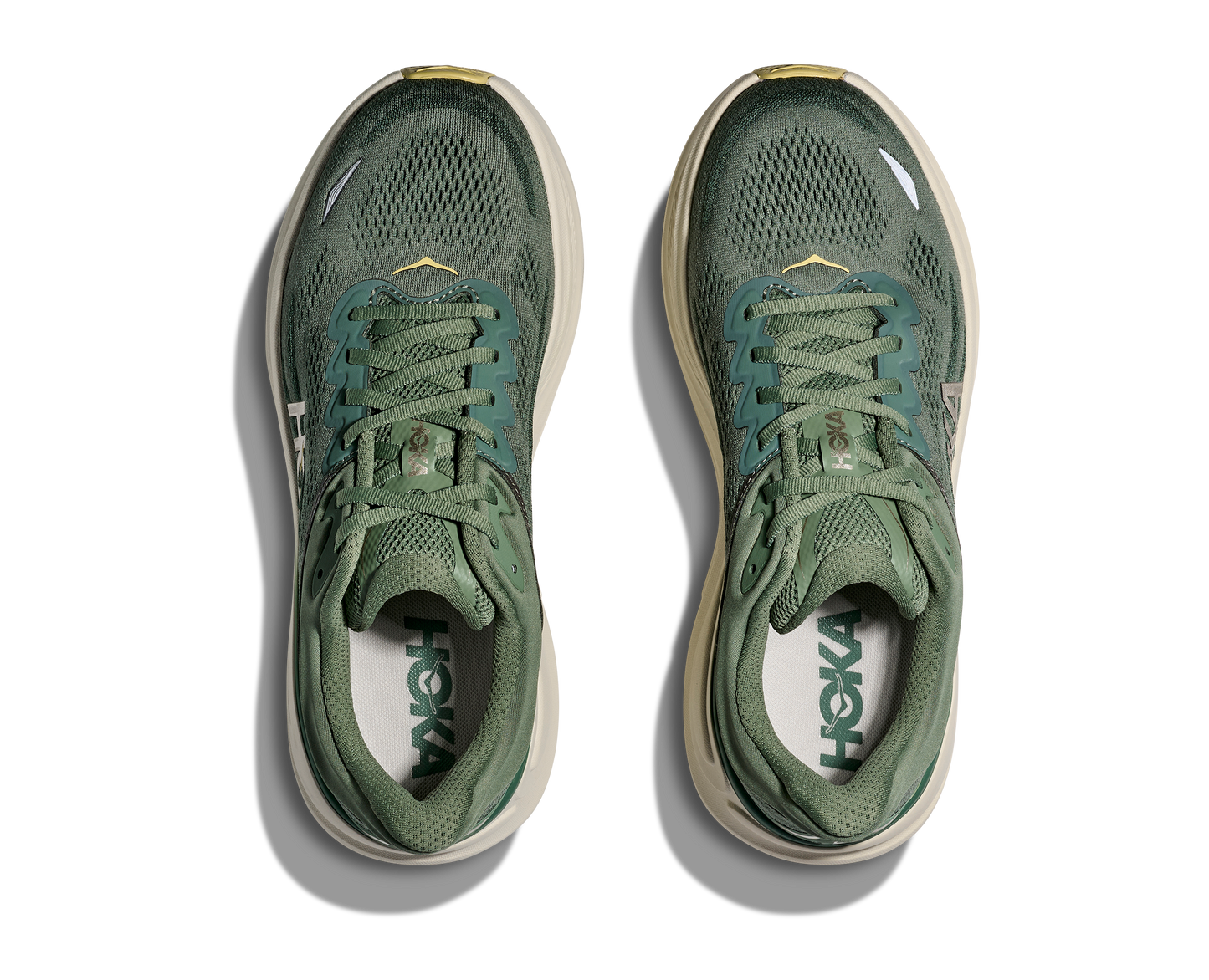 Hoka M Bondi 9, dämpad herrsko. Perfekt för en mjuk och skonsam löpning. Även en super bra arbetssko som avlastar kroppen under hela dagen. Här i grön nyans med beige sula och gula detaljer. Köp hos dina Hoka specialister i Sverige idag!