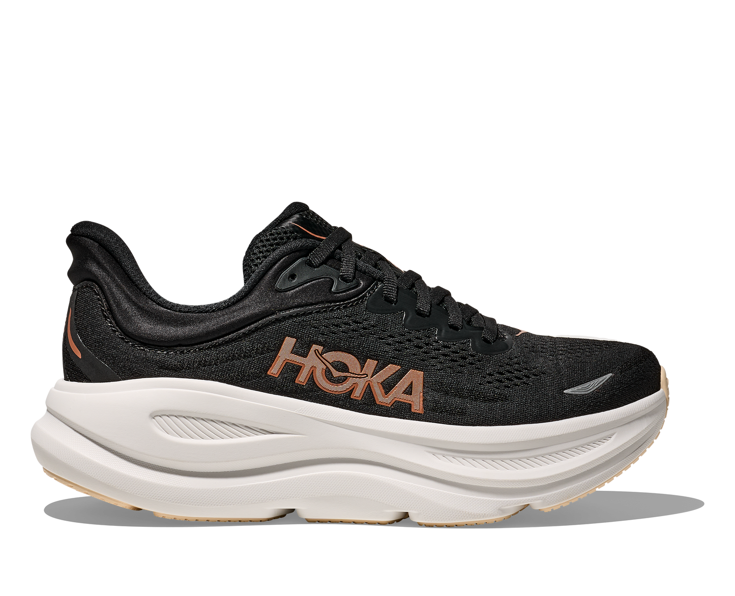 Hoka W Bondi 9, dämpad damsko. Perfekt för en mjuk och skonsam löpning. Även en super bra arbetssko som avlastar kroppen under hela dagen. Färg i svart och vitt med bronsiga detaljer. Köp hos dina Hoka specialister i Sverige idag!