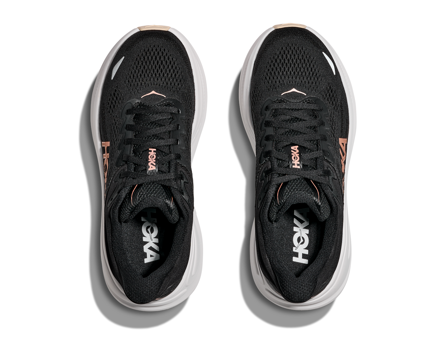 Hoka W Bondi 9, dämpad damsko. Perfekt för en mjuk och skonsam löpning. Även en super bra arbetssko som avlastar kroppen under hela dagen. Färg i svart och vitt med bronsiga detaljer. Köp hos dina Hoka specialister i Sverige idag!
