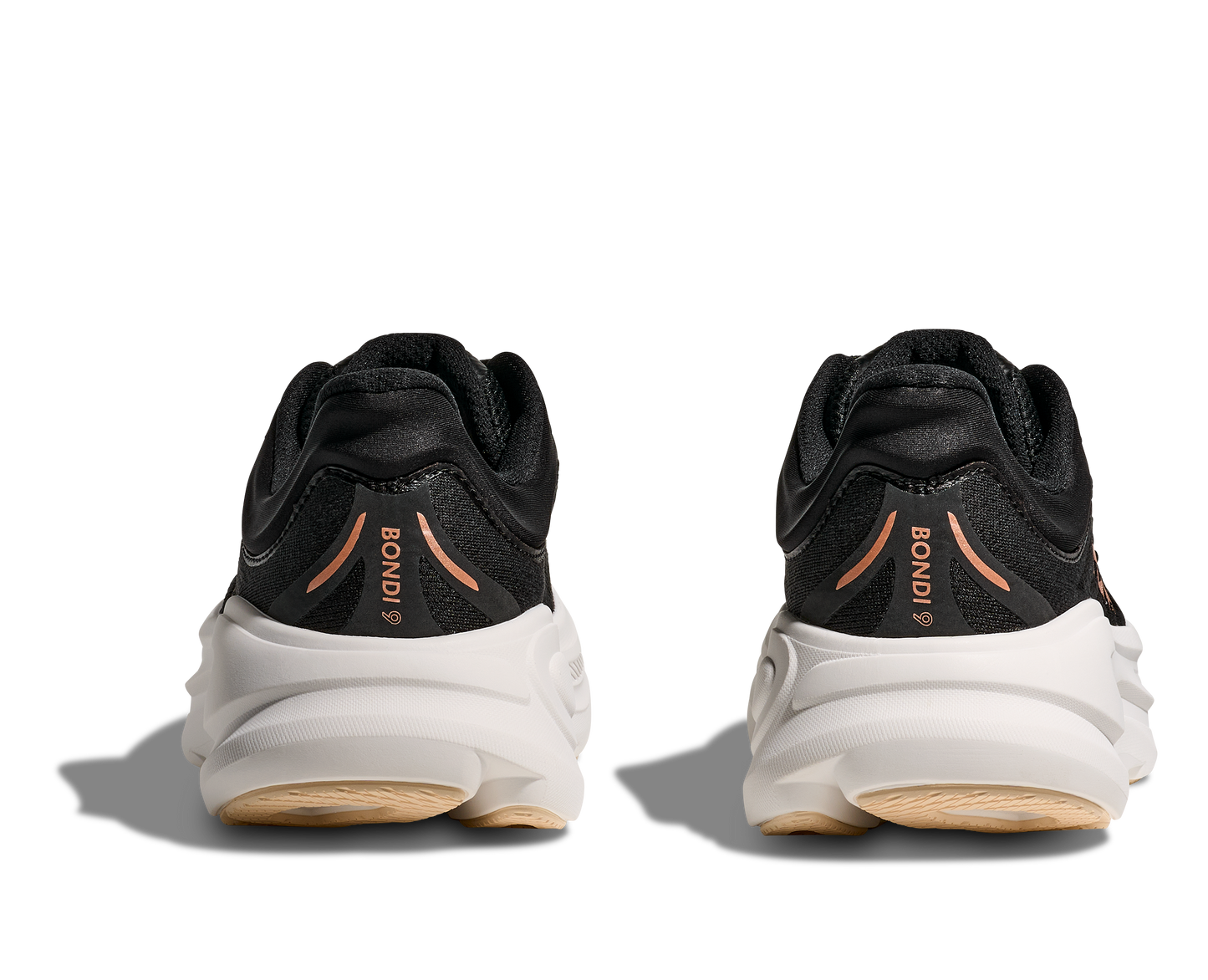 Hoka W Bondi 9, dämpad damsko. Perfekt för en mjuk och skonsam löpning. Även en super bra arbetssko som avlastar kroppen under hela dagen. Färg i svart och vitt med bronsiga detaljer. Köp hos dina Hoka specialister i Sverige idag!
