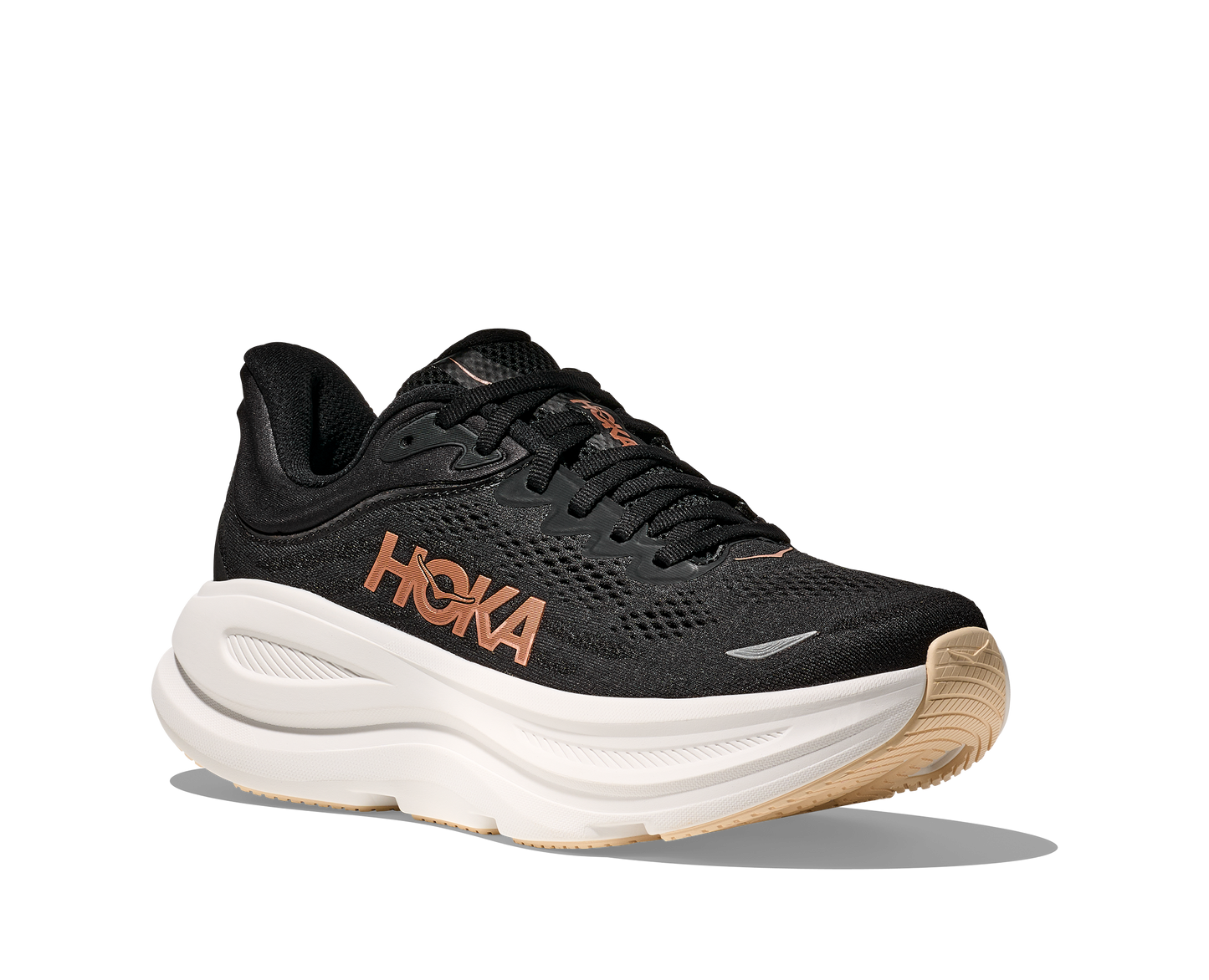 Hoka W Bondi 9, dämpad damsko. Perfekt för en mjuk och skonsam löpning. Även en super bra arbetssko som avlastar kroppen under hela dagen. Färg i svart och vitt med bronsiga detaljer. Köp hos dina Hoka specialister i Sverige idag!