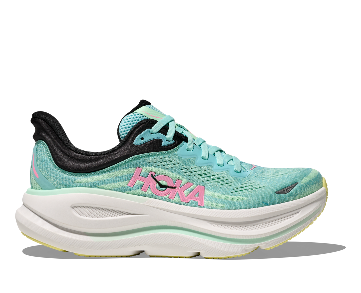 Hoka W Bondi 9, dämpad damsko. Perfekt för en mjuk och skonsam löpning. Även en super bra arbetssko som avlastar kroppen under hela dagen.
Färg i grönblå nyans med vit sula och detaljer i svart, rosa och gult. Köp hos dina Hoka specialister i Sverige idag!