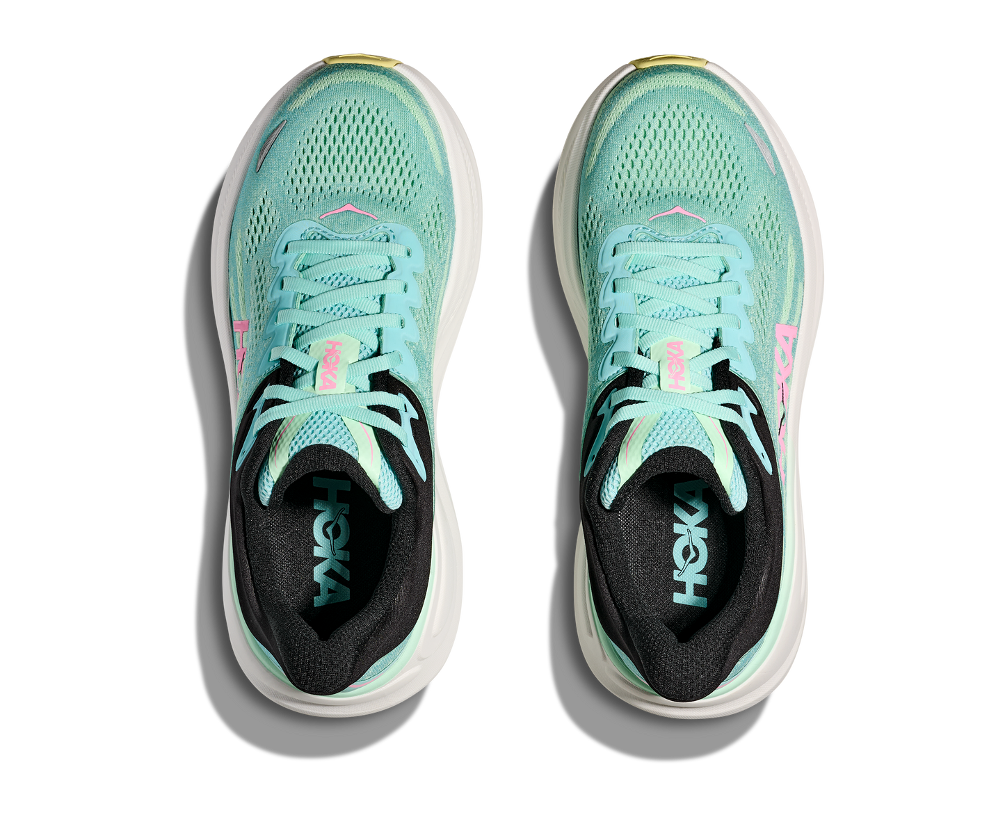 Hoka W Bondi 9, dämpad damsko. Perfekt för en mjuk och skonsam löpning. Även en super bra arbetssko som avlastar kroppen under hela dagen.
Färg i grönblå nyans med vit sula och detaljer i svart, rosa och gult. Köp hos dina Hoka specialister i Sverige idag!