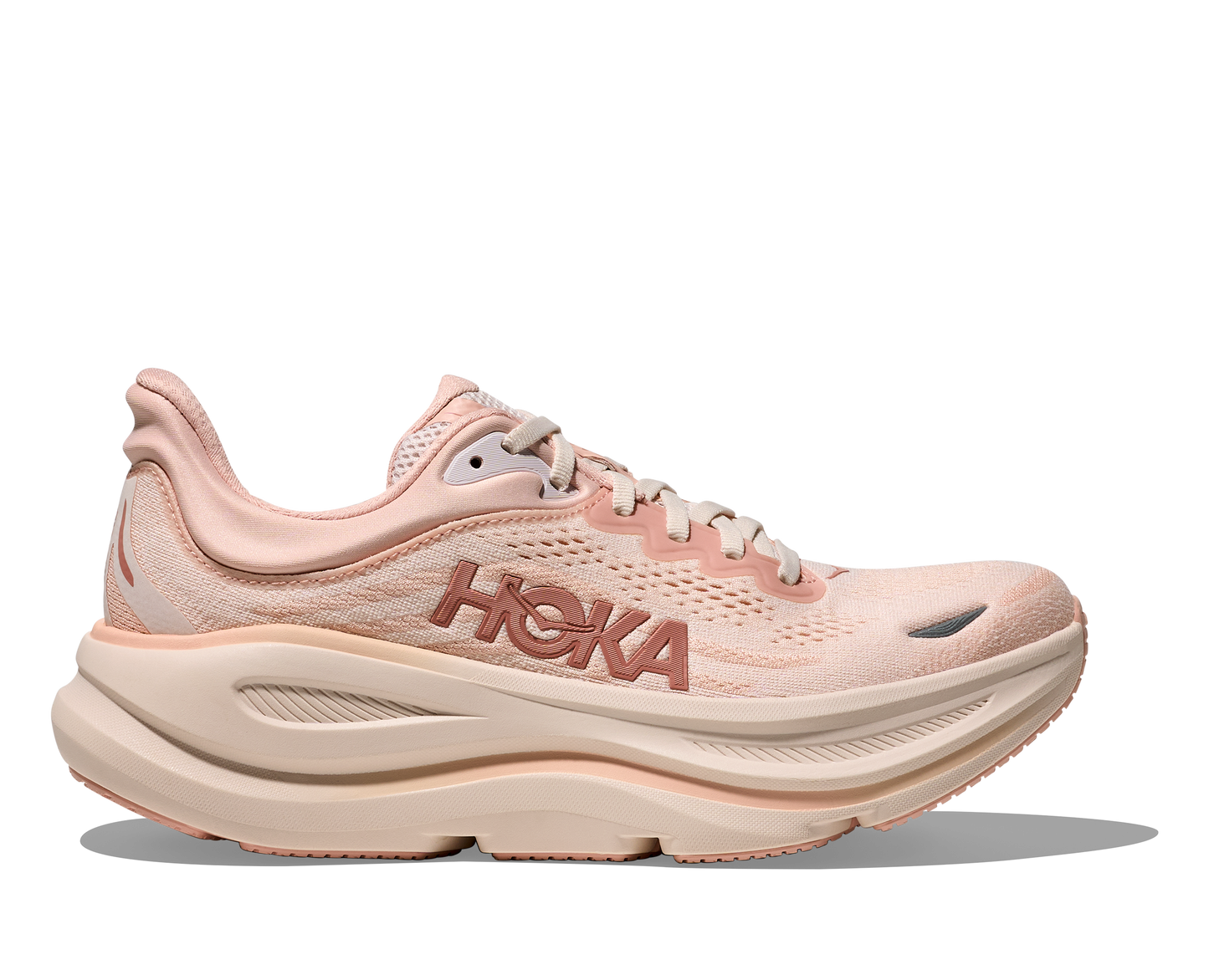 Hoka W Bondi 9, dämpad damsko. Perfekt för en mjuk och skonsam löpning. Även en super bra arbetssko som avlastar kroppen under hela dagen. Här i härliga rosa och beigea nyanser. Köp hos dina Hoka specialister i Sverige idag!