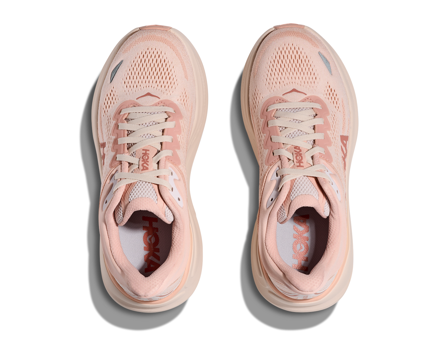 Hoka W Bondi 9, dämpad damsko. Perfekt för en mjuk och skonsam löpning. Även en super bra arbetssko som avlastar kroppen under hela dagen. Här i härliga rosa och beigea nyanser. Köp hos dina Hoka specialister i Sverige idag!