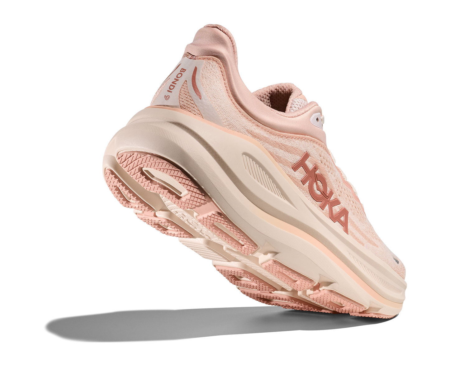 Hoka W Bondi 9, dämpad damsko. Perfekt för en mjuk och skonsam löpning. Även en super bra arbetssko som avlastar kroppen under hela dagen. Här i härliga rosa och beigea nyanser. Köp hos dina Hoka specialister i Sverige idag!