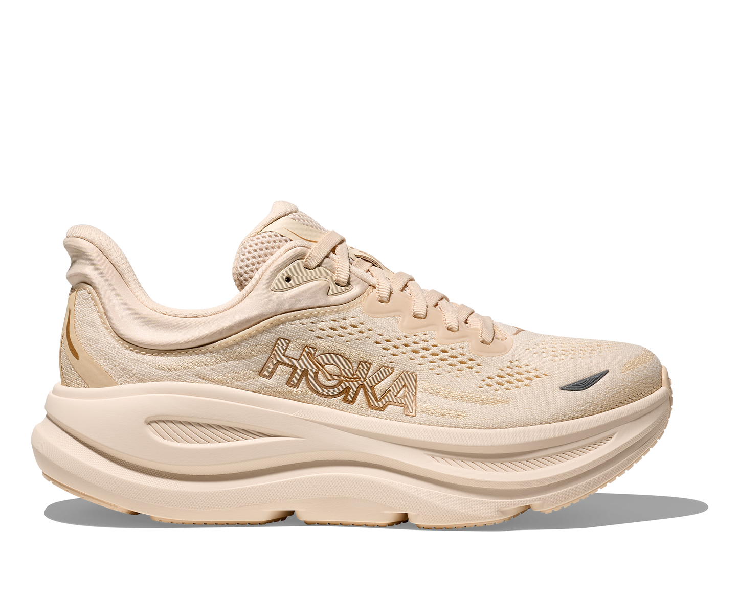 Hoka W Bondi 9, dämpad damsko. Perfekt för en mjuk och skonsam löpning. Även en super bra arbetssko som avlastar kroppen under hela dagen. Här i beige nyans. Köp hos dina Hoka specialister i Sverige idag!