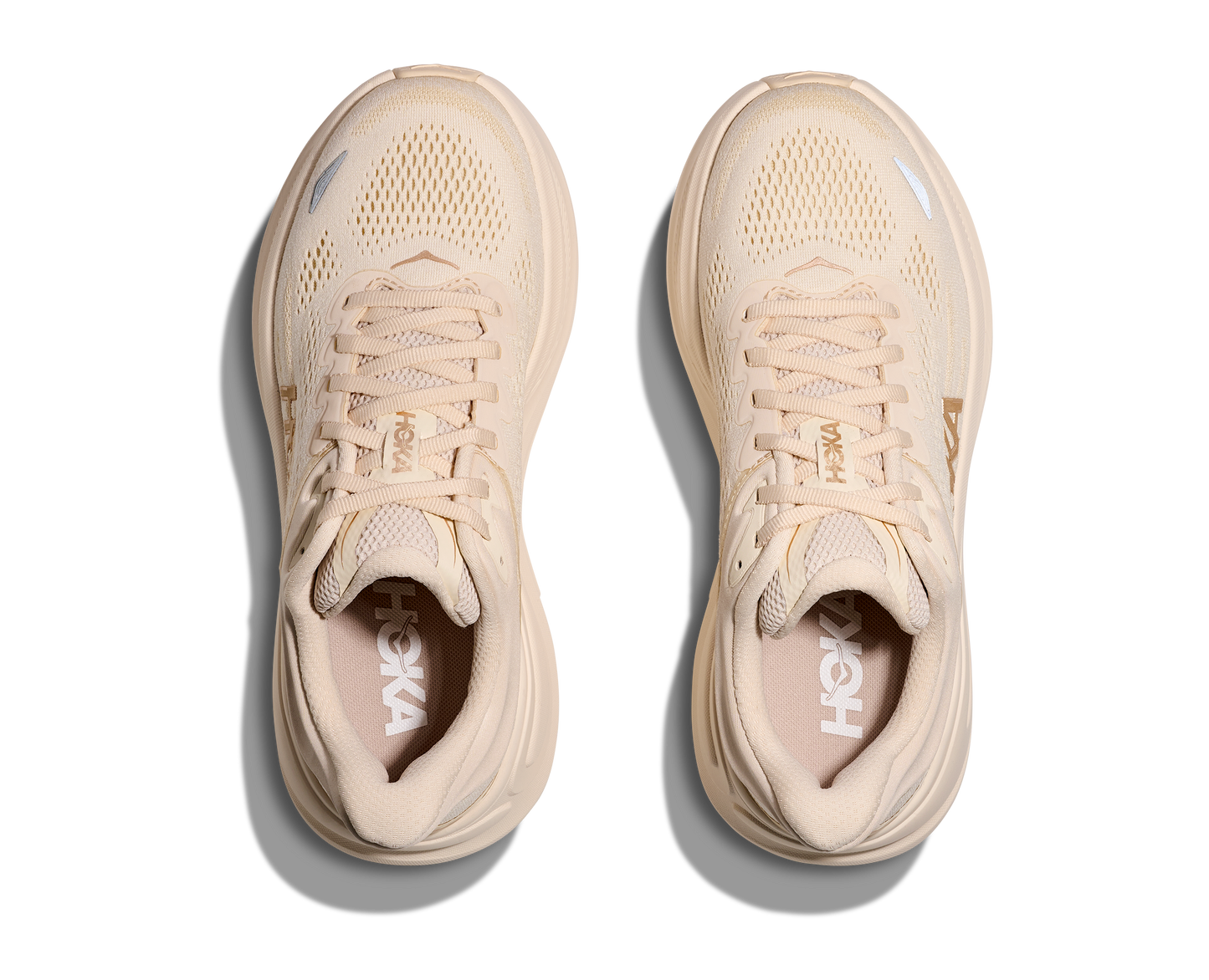Hoka W Bondi 9, dämpad damsko. Perfekt för en mjuk och skonsam löpning. Även en super bra arbetssko som avlastar kroppen under hela dagen. Här i beige nyans. Köp hos dina Hoka specialister i Sverige idag!