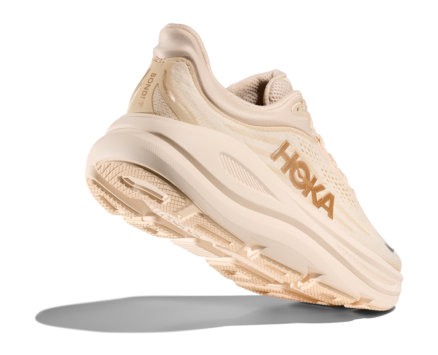 Hoka W Bondi 9, dämpad damsko. Perfekt för en mjuk och skonsam löpning. Även en super bra arbetssko som avlastar kroppen under hela dagen. Här i beige nyans. Köp hos dina Hoka specialister i Sverige idag!