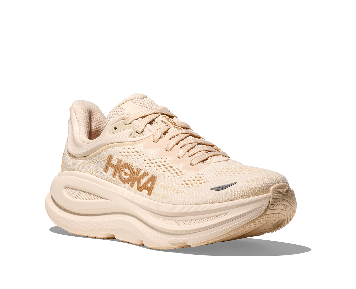 Hoka W Bondi 9, dämpad damsko. Perfekt för en mjuk och skonsam löpning. Även en super bra arbetssko som avlastar kroppen under hela dagen. Här i beige nyans. Köp hos dina Hoka specialister i Sverige idag!