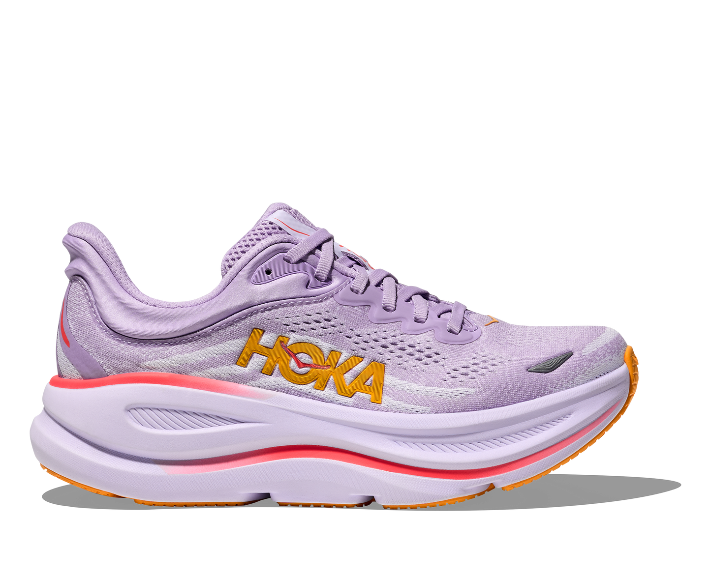 Hoka W Bondi 9 Wide, dämpad damsko. Perfekt för en mjuk och skonsam löpning. Även en super bra arbetssko som avlastar kroppen under hela dagen. Här i lila nyans med vit sula och detaljer i orange och röd. Köp hos dina Hoka specialister i Sverige idag!