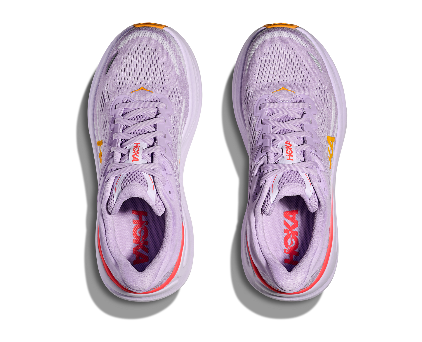 Hoka W Bondi 9 Wide, dämpad damsko. Perfekt för en mjuk och skonsam löpning. Även en super bra arbetssko som avlastar kroppen under hela dagen. Här i lila nyans med vit sula och detaljer i orange och röd. Köp hos dina Hoka specialister i Sverige idag!