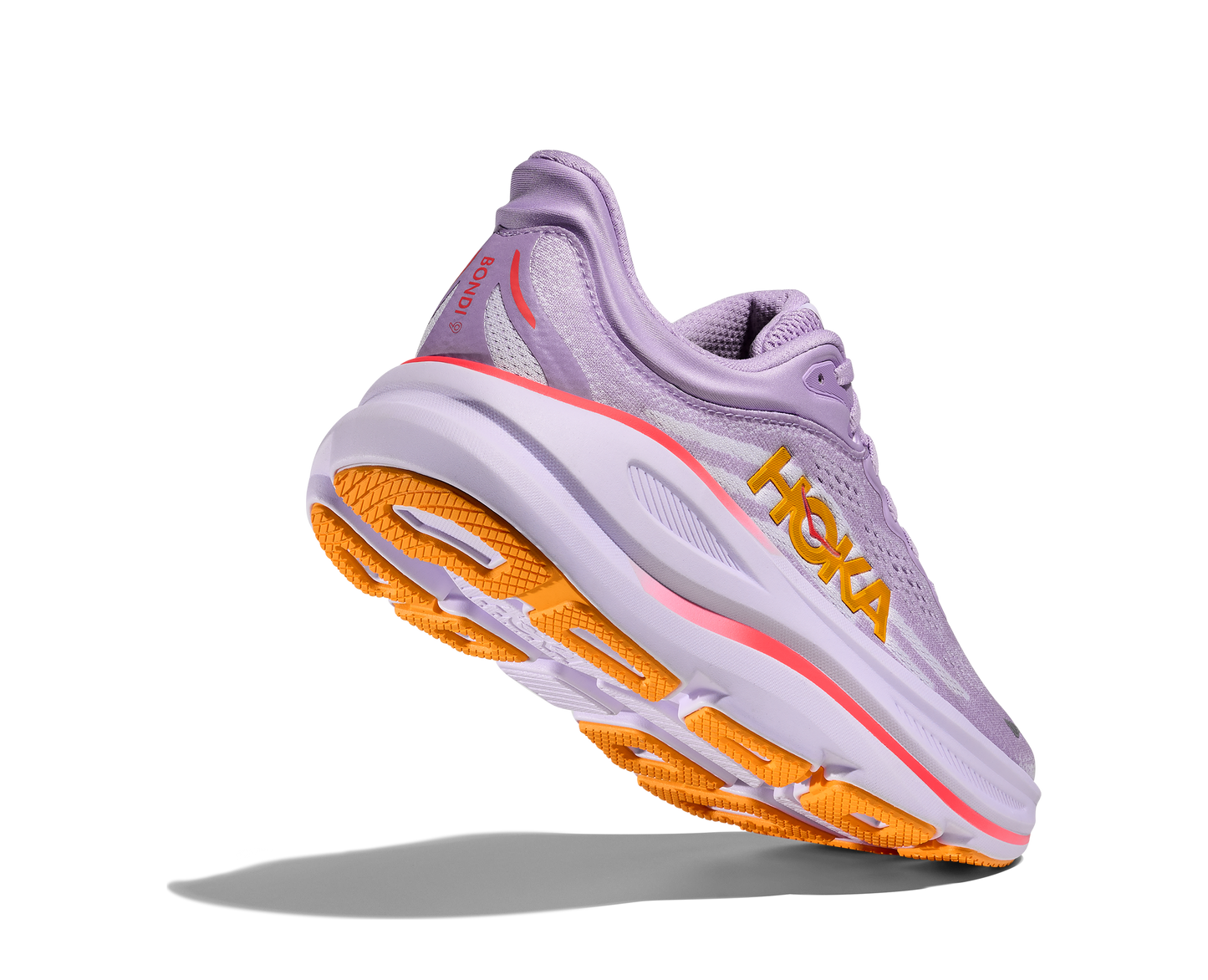 Hoka W Bondi 9 Wide, dämpad damsko. Perfekt för en mjuk och skonsam löpning. Även en super bra arbetssko som avlastar kroppen under hela dagen. Här i lila nyans med vit sula och detaljer i orange och röd. Köp hos dina Hoka specialister i Sverige idag!