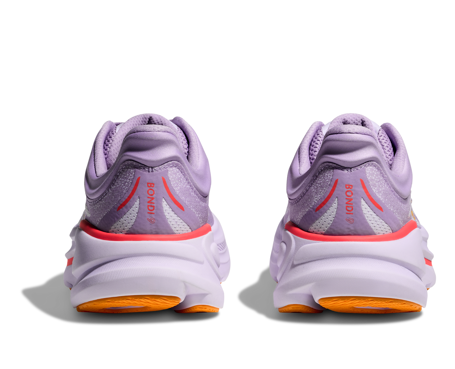 Hoka W Bondi 9 Wide, dämpad damsko. Perfekt för en mjuk och skonsam löpning. Även en super bra arbetssko som avlastar kroppen under hela dagen. Här i lila nyans med vit sula och detaljer i orange och röd. Köp hos dina Hoka specialister i Sverige idag!