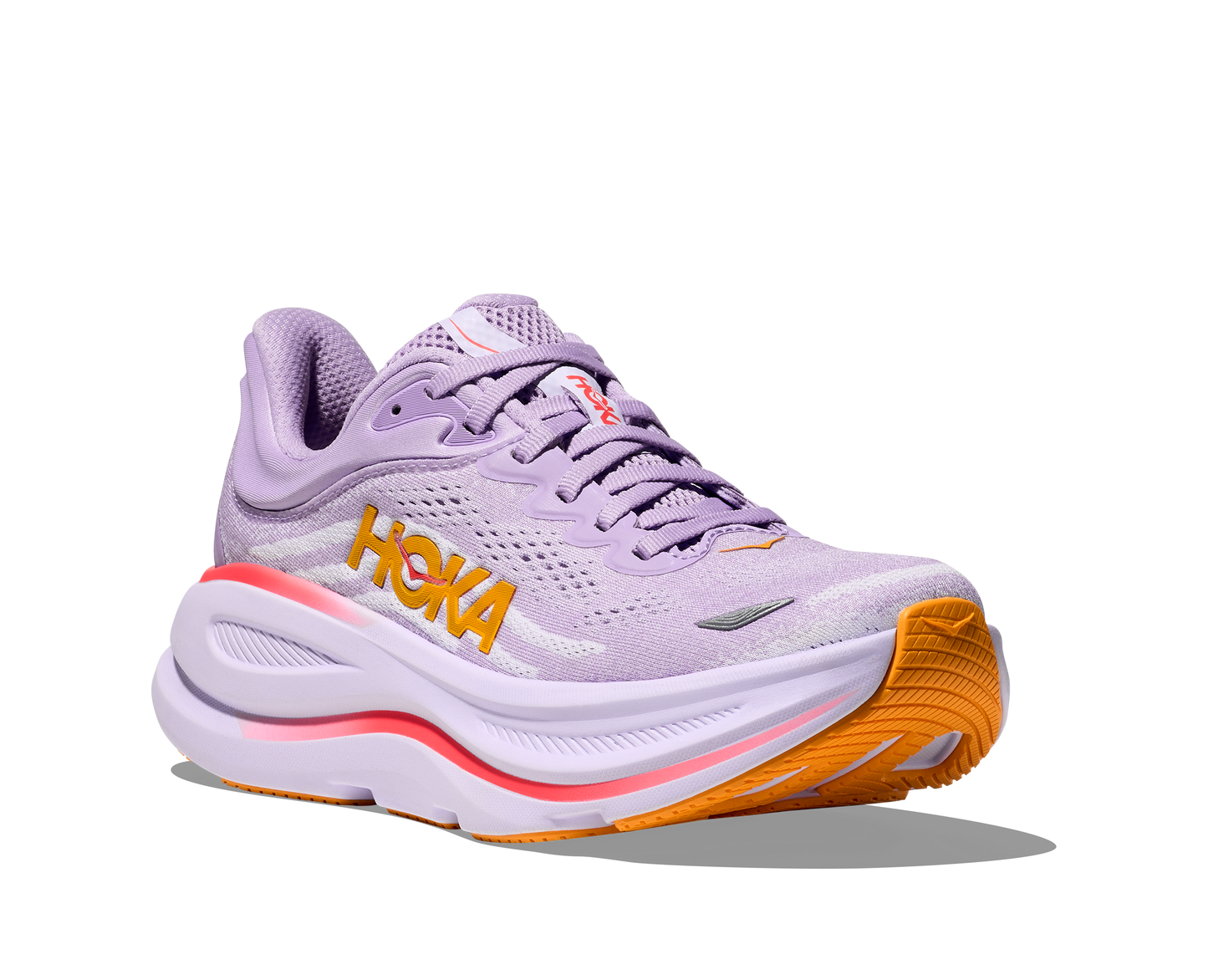 Hoka W Bondi 9 Wide, dämpad damsko. Perfekt för en mjuk och skonsam löpning. Även en super bra arbetssko som avlastar kroppen under hela dagen. Här i lila nyans med vit sula och detaljer i orange och röd. Köp hos dina Hoka specialister i Sverige idag!