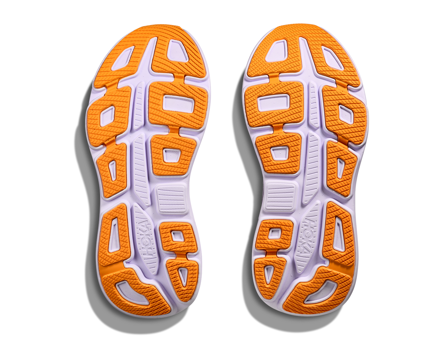Hoka W Bondi 9 Wide, dämpad damsko. Perfekt för en mjuk och skonsam löpning. Även en super bra arbetssko som avlastar kroppen under hela dagen. Här i lila nyans med vit sula och detaljer i orange och röd. Köp hos dina Hoka specialister i Sverige idag!
