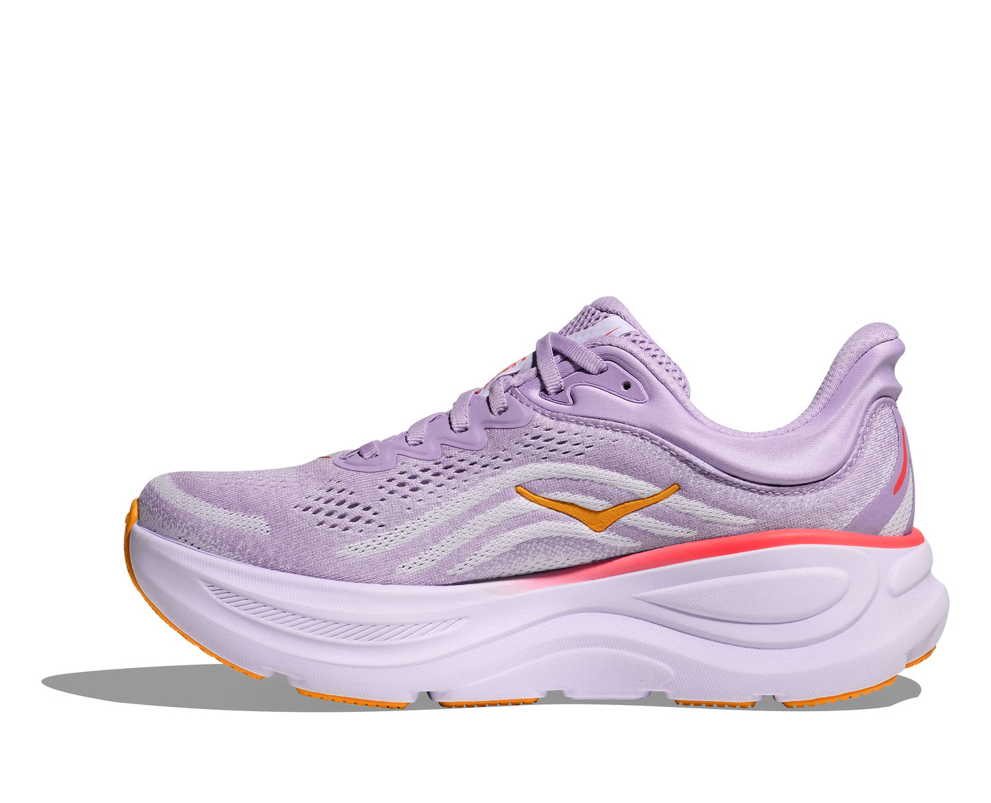 Hoka W Bondi 9 Wide, dämpad damsko. Perfekt för en mjuk och skonsam löpning. Även en super bra arbetssko som avlastar kroppen under hela dagen. Här i lila nyans med vit sula och detaljer i orange och röd. Köp hos dina Hoka specialister i Sverige idag!
