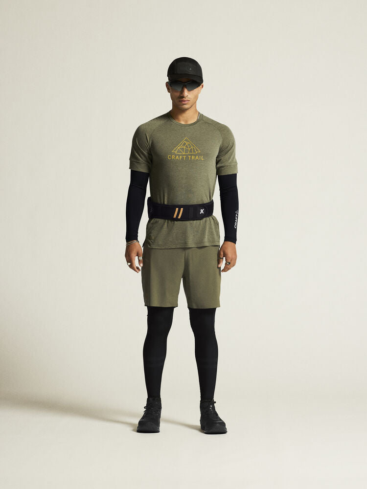 ADV Trail Wool SS Tee. Grön Tunn Löpar t-shirt i Ull-blandning för intensiv trail-löpning. Slits i sidor och regular fit för en avslappnad look. Tryck på bröstet.