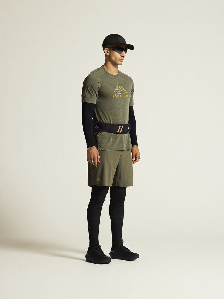 ADV Trail Wool SS Tee. Grön Tunn Löpar t-shirt i Ull-blandning för intensiv trail-löpning. Slits i sidor och regular fit för en avslappnad look. Tryck på bröstet.