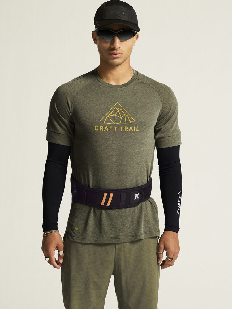 ADV Trail Wool SS Tee. Grön Tunn Löpar t-shirt i Ull-blandning för intensiv trail-löpning. Slits i sidor och regular fit för en avslappnad look. Tryck på bröstet.