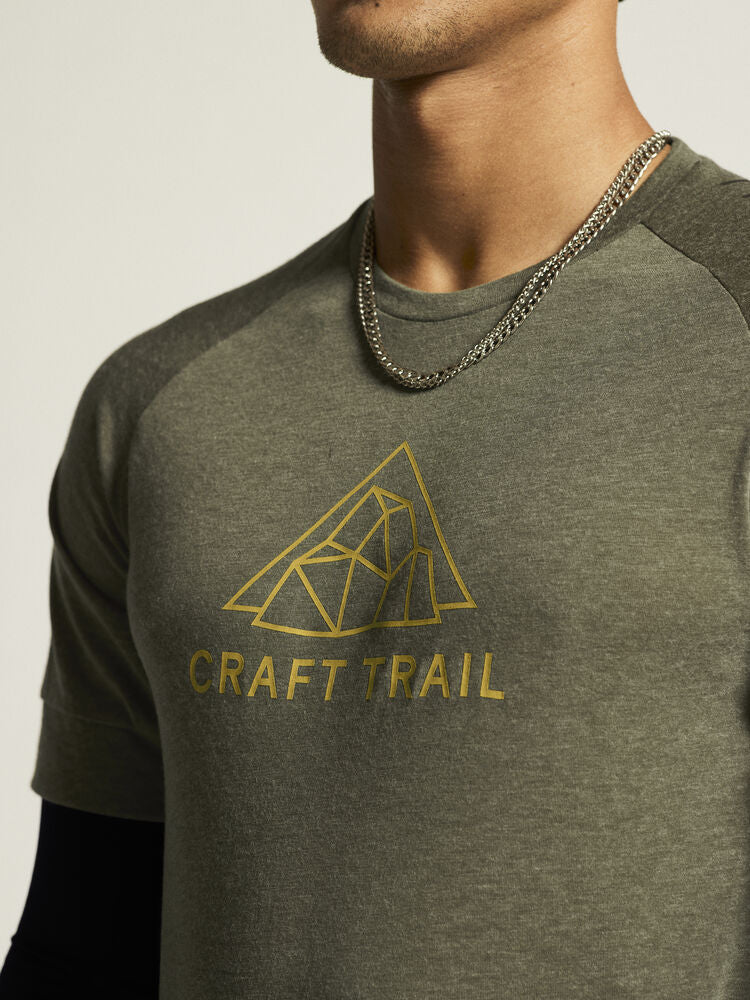 ADV Trail Wool SS Tee. Grön Tunn Löpar t-shirt i Ull-blandning för intensiv trail-löpning. Slits i sidor och regular fit för en avslappnad look. Tryck på bröstet.