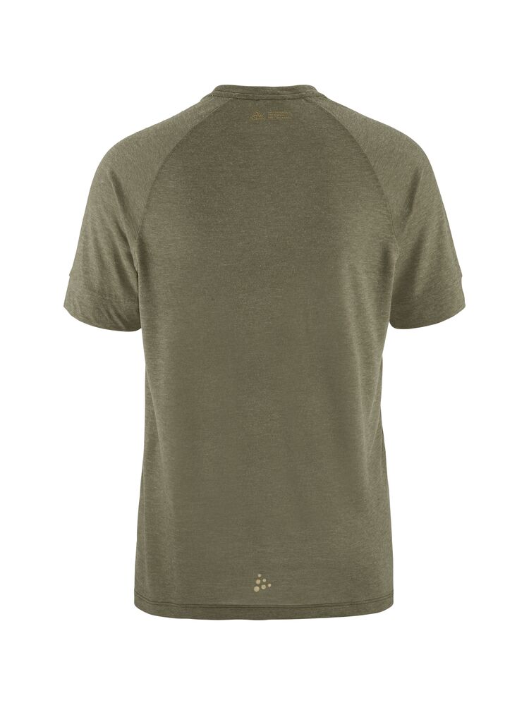 ADV Trail Wool SS Tee. Grön Tunn Löpar t-shirt i Ull-blandning för intensiv trail-löpning. Slits i sidor och regular fit för en avslappnad look. Tryck på bröstet.