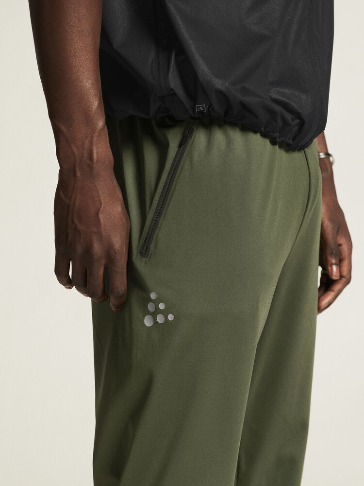 Craft PRO Hypervent Pants 2 M. Gröna löparbyxor för herr. Perforeringar nedtill för extra luftgenomströmning, sidofickor med dragkedja och justerbar midja. Lös passform över låren och avsmalnade benslut.