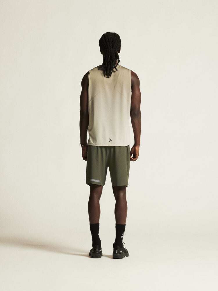 Craft PRO Hypervent Long Shorts 2 M. Gröna löparshorts för herr. Avslappnad passform, längre ben och sidoslitsar. Elastisk midja i mesh med justerbar dragsko. Två sidofickor.