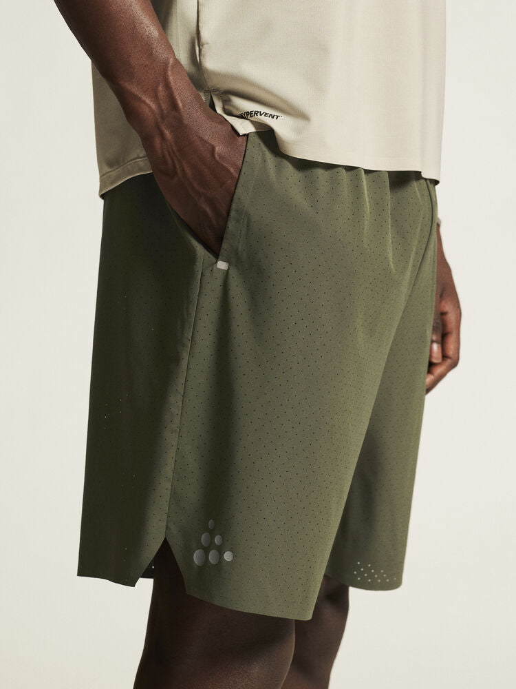 Craft PRO Hypervent Long Shorts 2 M. Gröna löparshorts för herr. Avslappnad passform, längre ben och sidoslitsar. Elastisk midja i mesh med justerbar dragsko. Två sidofickor.