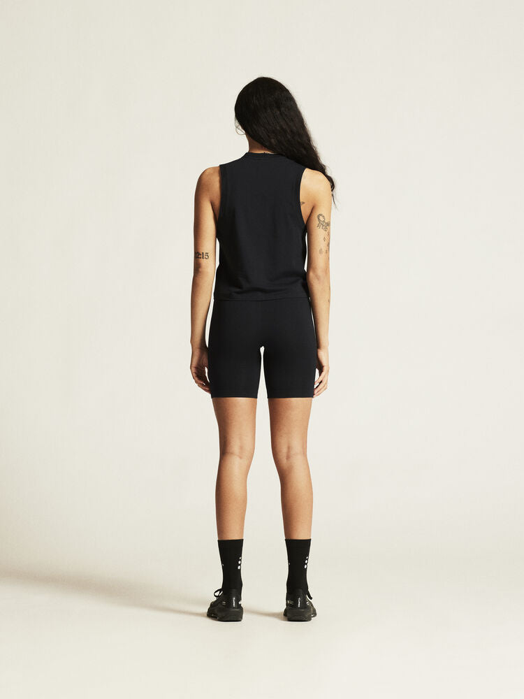 Craft Collective Relaxed SL Tee W. Svart, avslappnad ärmlös t-shirt till dam för träning och vardag. Vit Craft etikett nedtill på vänster framsida.