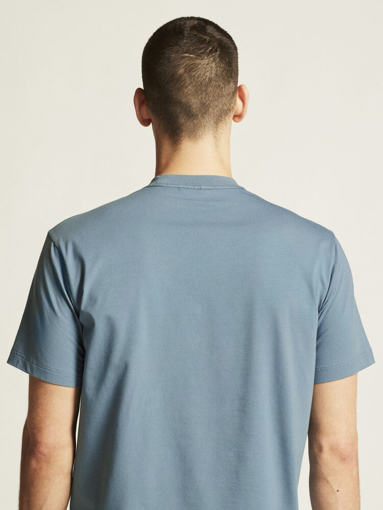 Craft Collective Relaxed SS Tee M. Blå, avslappnad t-shirt till herr för träning och vardag. Bröstficka på vänster sida. Craft etikett nedtill på vänster sida.