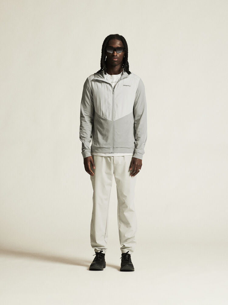 Craft Collective Structure Pants M. Gråa träningsbyxor med elastisk midja och justerbar dragsko. Två sidfickor och en bakficka med dragkedja.