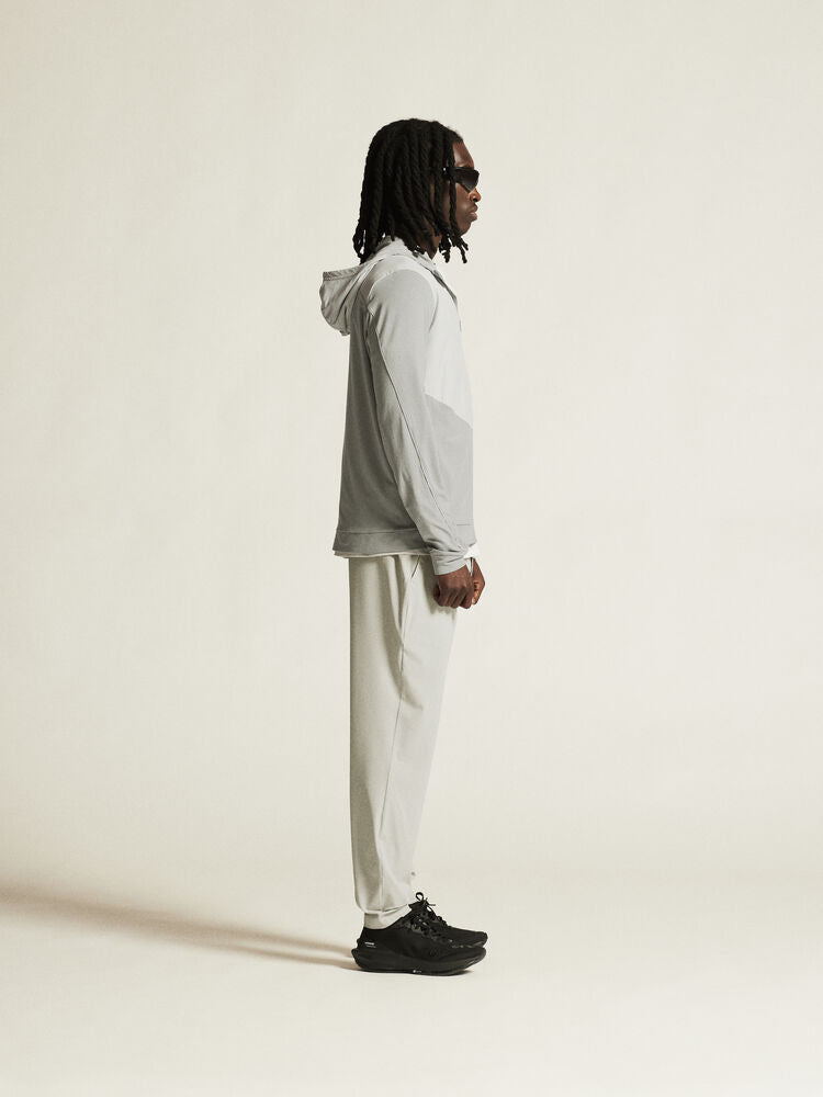 Craft Collective Structure Pants M. Gråa träningsbyxor med elastisk midja och justerbar dragsko. Två sidfickor och en bakficka med dragkedja.