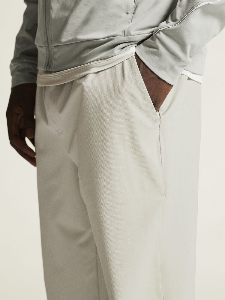 Craft Collective Structure Pants M. Gråa träningsbyxor med elastisk midja och justerbar dragsko. Två sidfickor och en bakficka med dragkedja.