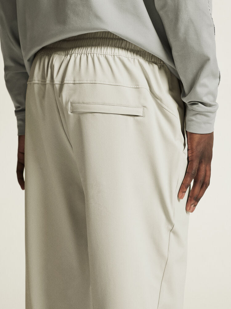 Craft Collective Structure Pants M. Gråa träningsbyxor med elastisk midja och justerbar dragsko. Två sidfickor och en bakficka med dragkedja.