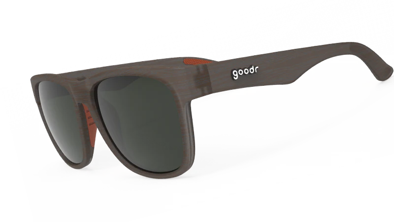 goodr Just Knock It On! Brunt mönstrad båge med brun lins. Framtagna för att vara snygga träningsglasögon som sitter där dom ska under aktivitet. Till vardags är det ett par väldigt stilfulla solglasögon som matchar till de flesta outfits.