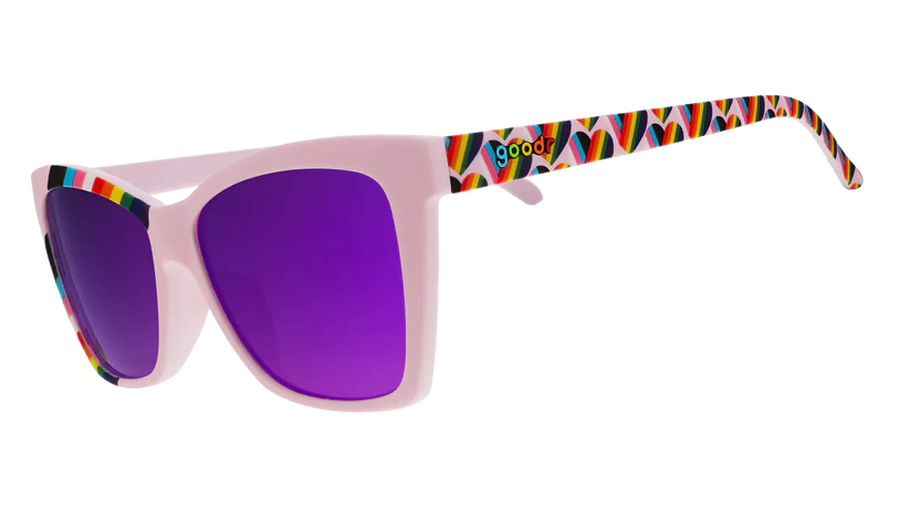 goodr Our Gay Agenda. Lila regnbågsflagg-print på Pop G-bågarna och lila, reflekterande linser. Stabil passform som sitter kvar även under de mest svettiga aktiviteterna. Polariserade linser. Perfekt för träning, löpning eller utomhusaktiviteter.