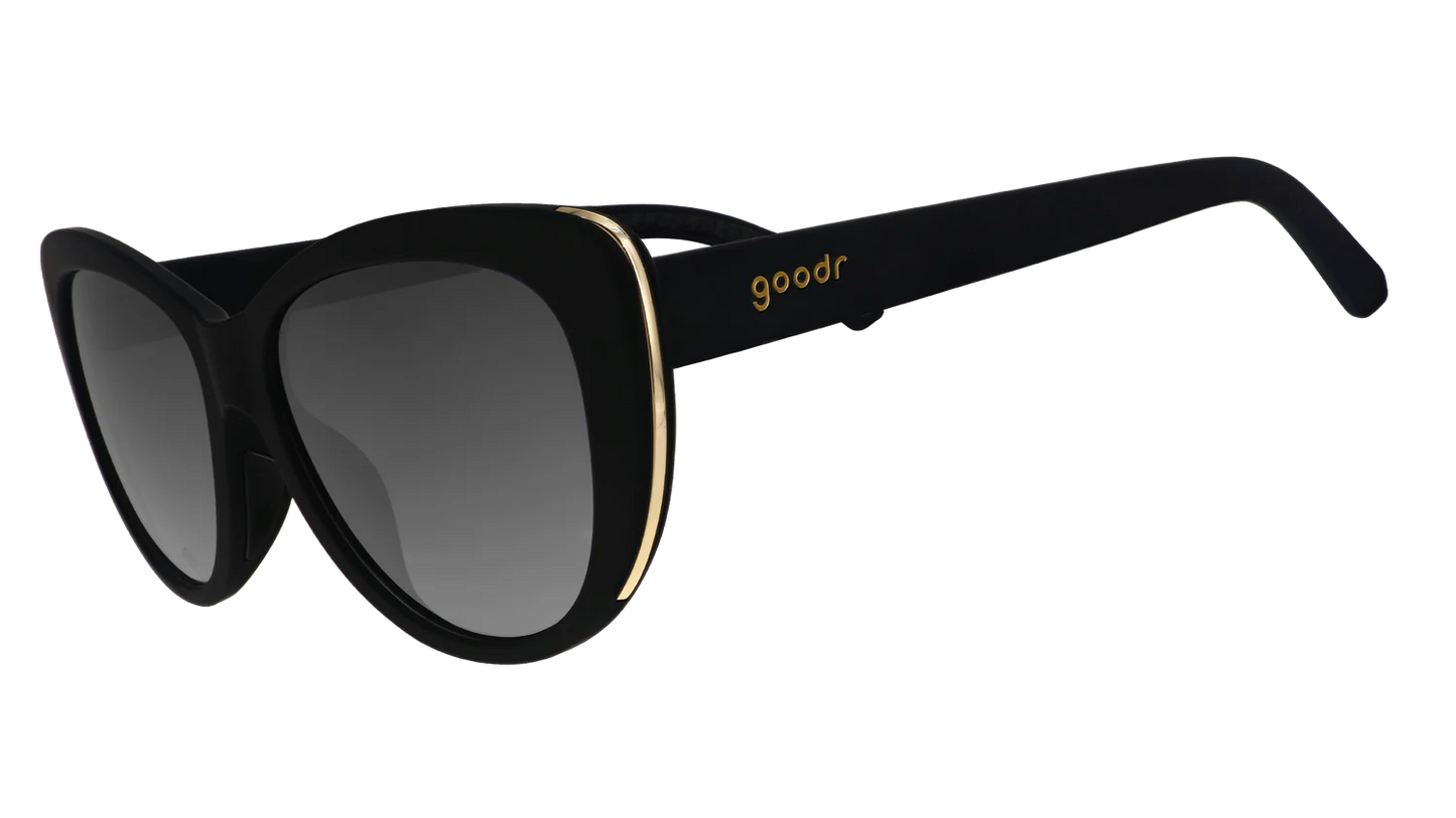 goodr It's Noir, Darling. Eleganta svarta cat-eye solglasögon med gulddetalj. Den speciella greppbeläggningen på ramen gör att glasen sitter stabilt utan en tung ram vilket ger en väldigt låg vikt. De polariserade UV400-linserna skyddar dig mot UV-A och UV-B strålning.