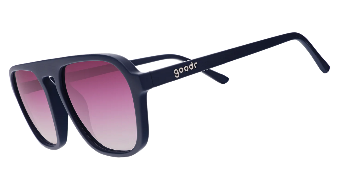 goodr Deja Vu Daydream. Fyrkantiga aviator-solglasögonen i mörkblå båge och lila gradientlinser. Dessa solglasögon kombinerar vintagekänsla med modern teknik och erbjuder både estetik och funktionalitet.