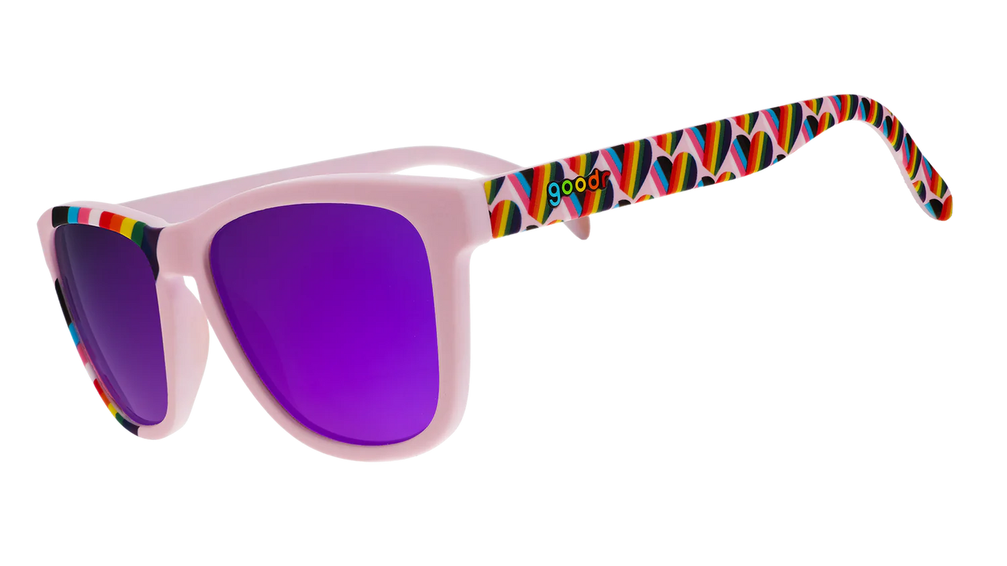 goodr We're Here to Slay. Exklusiva Pride-solglasögon från goodr med stilrena lavenderlila bågar med hjärtan i regnbågsfärger längst med bågarna och en regnbågsflagga över ena bågen, spegelblanka lilla linser. Passform Medium - perfekt för normalstora ansikten. Spegelreflekterande linser som minskar bländning och skyddar ögonen.