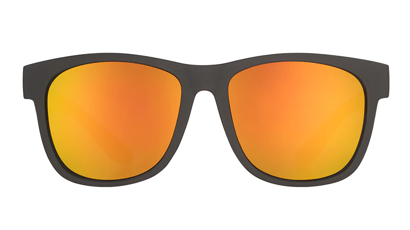 goodr Beelzebub´s Bourbon Burpees. Svarta bågar med snyggt orange glas. Framtagna för att sitta där dom ska vid aktivitet, men också en riktigt snygg accessoar till vardags. Polariserade UV400-linser.