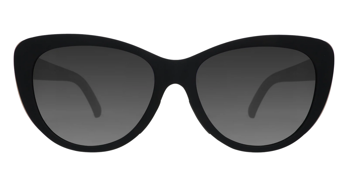 goodr It's Noir, Darling. Eleganta svarta cat-eye solglasögon med gulddetalj. Den speciella greppbeläggningen på ramen gör att glasen sitter stabilt utan en tung ram vilket ger en väldigt låg vikt. De polariserade UV400-linserna skyddar dig mot UV-A och UV-B strålning.