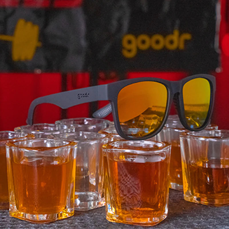 goodr Beelzebub´s Bourbon Burpees. Svarta bågar med snyggt orange glas. Framtagna för att sitta där dom ska vid aktivitet, men också en riktigt snygg accessoar till vardags. Polariserade UV400-linser.