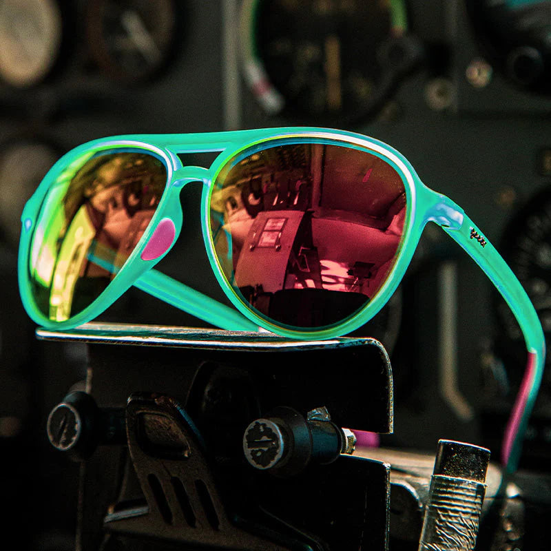 goodr Kitty Hawkers' Ray Blockers. Gröna pilotbrillor med speglande rosa lins. Specialutvecklad greppbeläggning som förhindrar att glasögonen glider - även när du svettas. Polariserade linser.