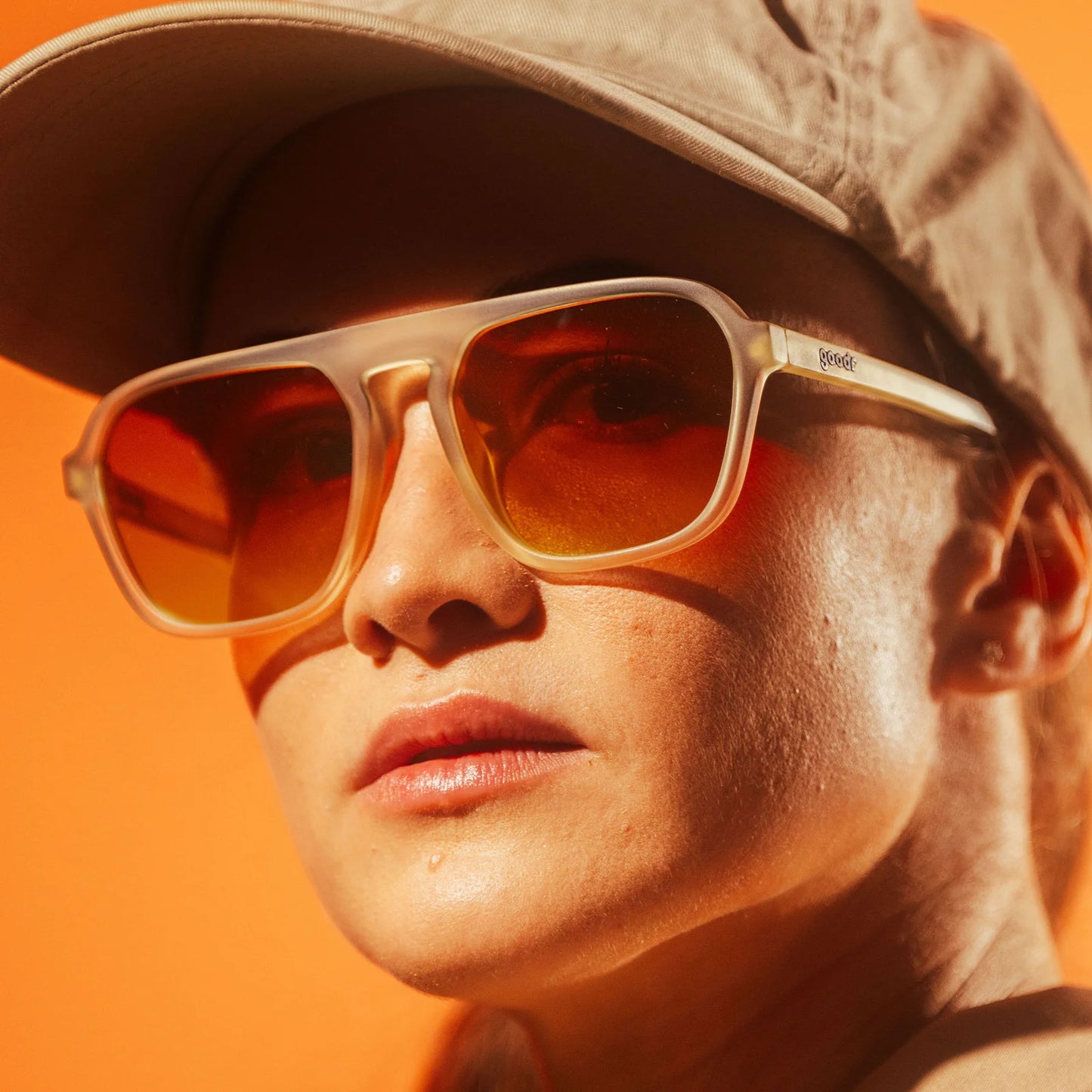 goodr Impromptu Disco Nap. Solglasögon designade för en mellanstor passform och lagom stora för de flesta ansikten. Klassiska fyrkantiga aviator-bågar i transparent grå/beige med orangea glas. Polariserade linser och specialgreppbeläggning som förhindrar att glasögonen glider.