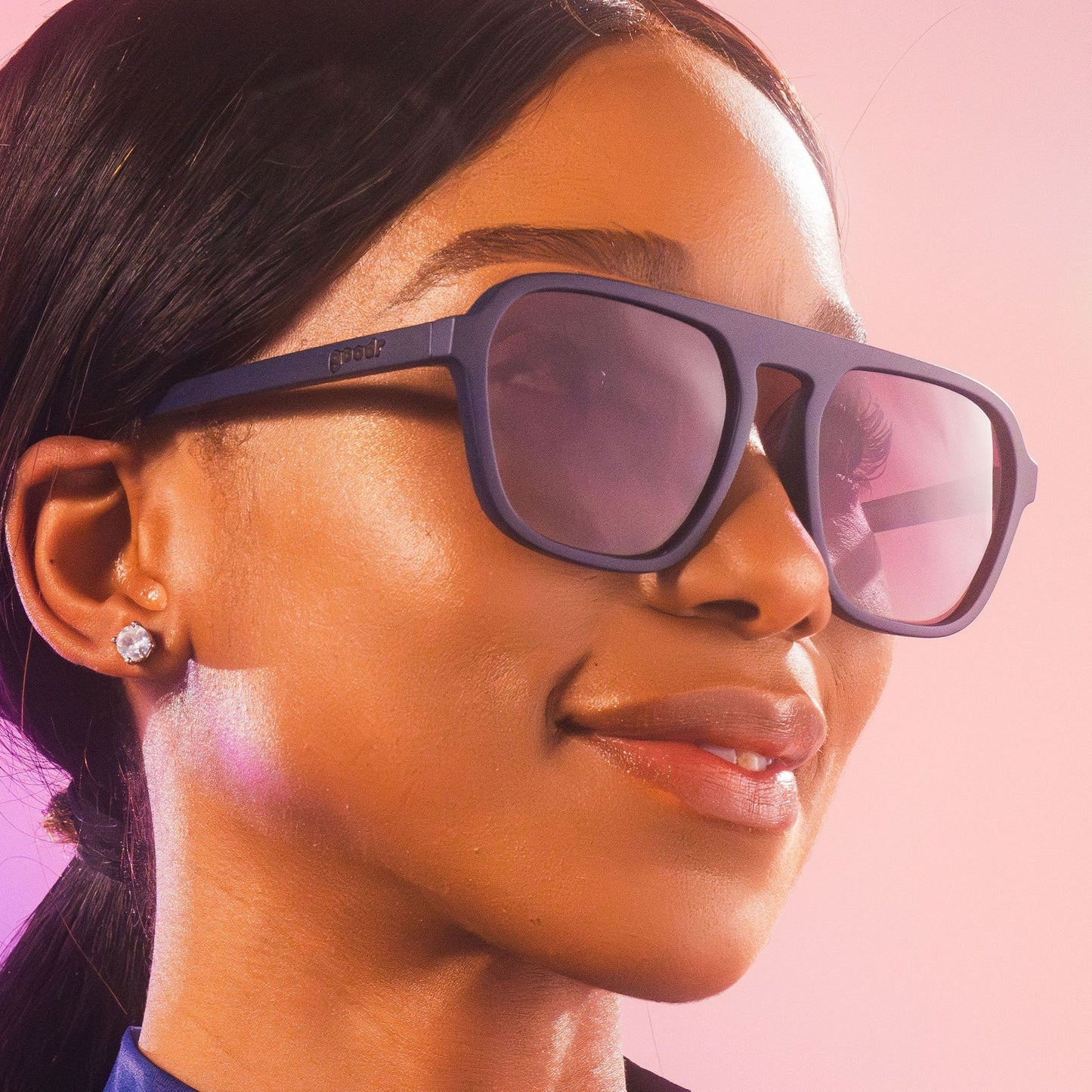 goodr Deja Vu Daydream. Fyrkantiga aviator-solglasögonen i mörkblå båge och lila gradientlinser. Dessa solglasögon kombinerar vintagekänsla med modern teknik och erbjuder både estetik och funktionalitet.