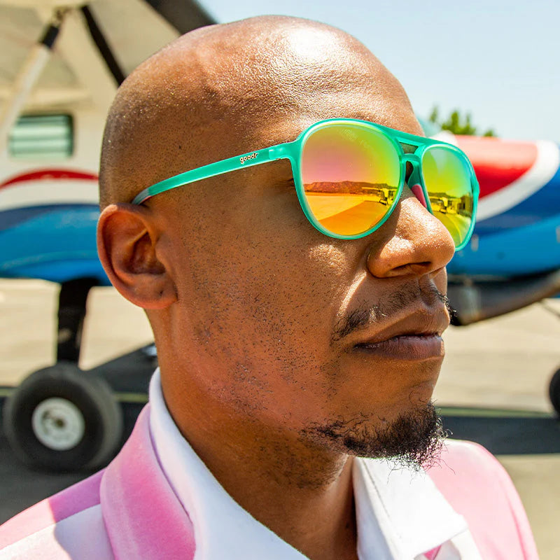 goodr Kitty Hawkers' Ray Blockers. Gröna pilotbrillor med speglande rosa lins. Specialutvecklad greppbeläggning som förhindrar att glasögonen glider - även när du svettas. Polariserade linser.
