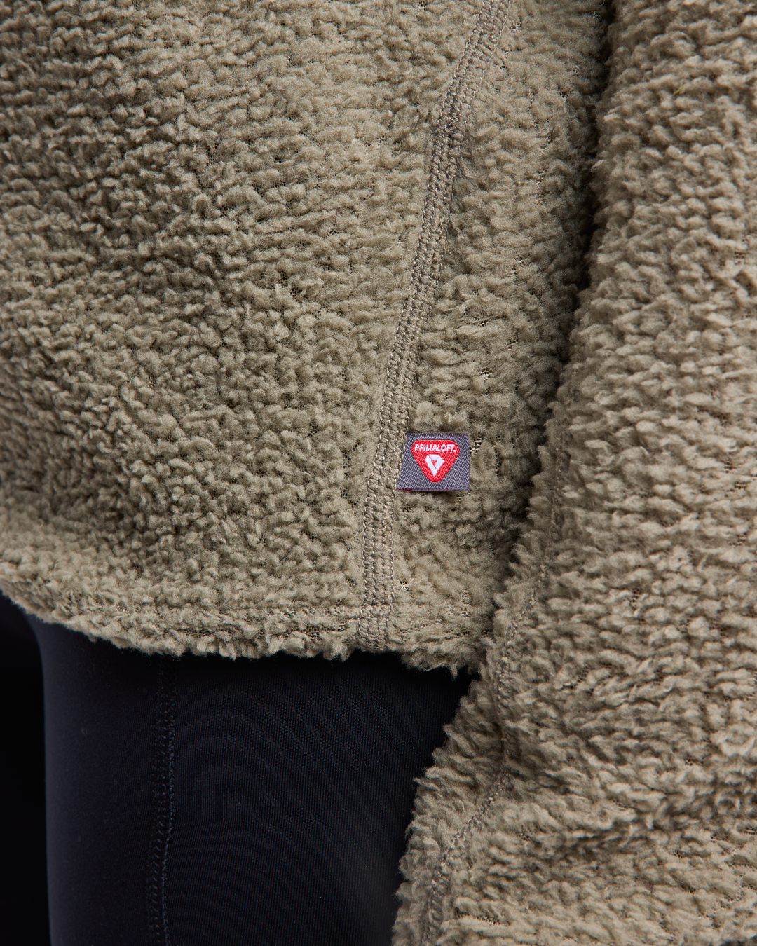 Supermjuk fleece med en flexibel polo-design, handvärmar-muddar och dragsko vid höften för perfekt passform och komfort.