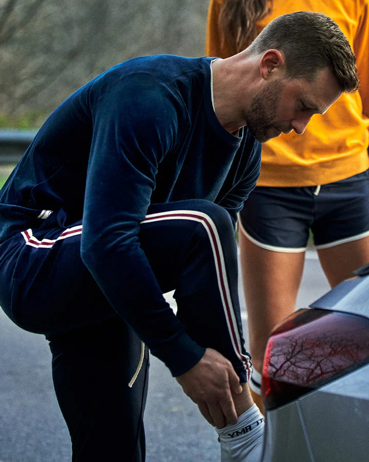 Marinblå sweatshirt i plysch. Unisexplagg med avslappnad passform. Satinetikett på höger sida.