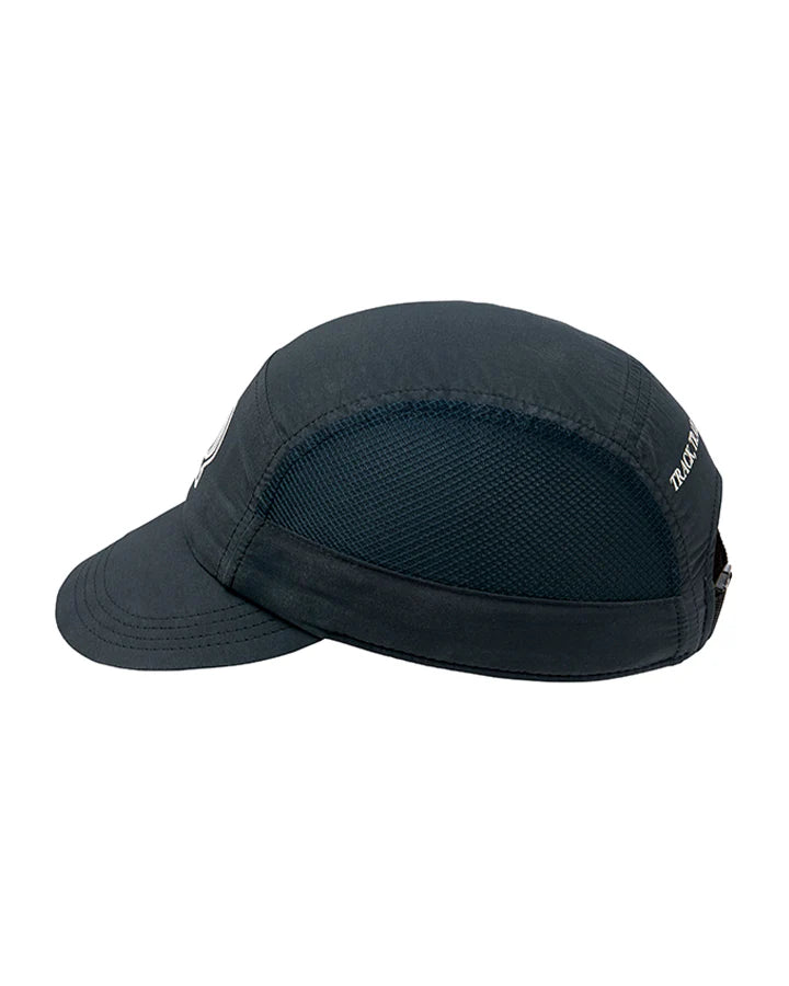 YMR Bäckaryd Performance Cap. Marinblå keps med meshpaneler på sidorna. Logotyp YMR Track Club framtill och text bak "TRACK, TRAIL & ROAD" i vita reflexdetaljer.